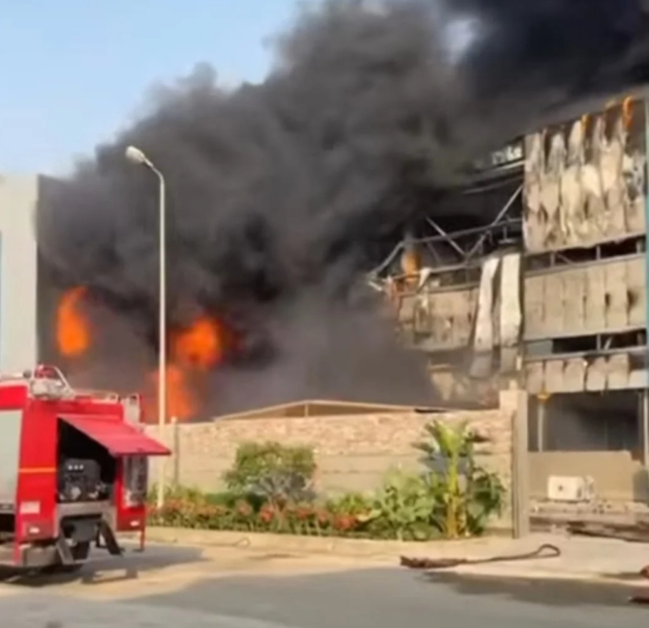 الدفع بـ4 خزانات مياه استراتيجية لإخماد حريق مصنع مدينة بدر