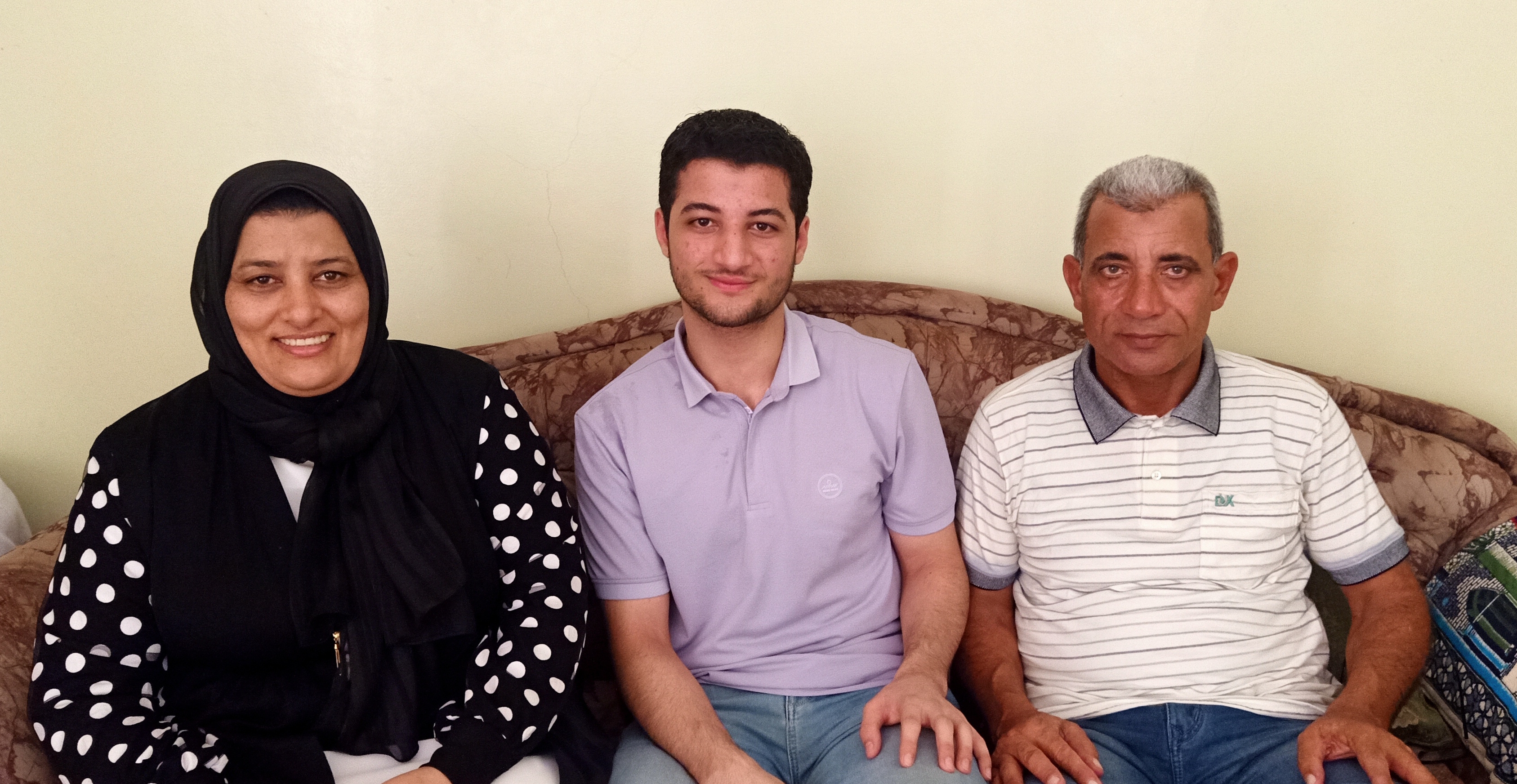 أمي سر نجاحي .. أحمد الحسن السادس على الثانوية الأزهرية بالبحيرة