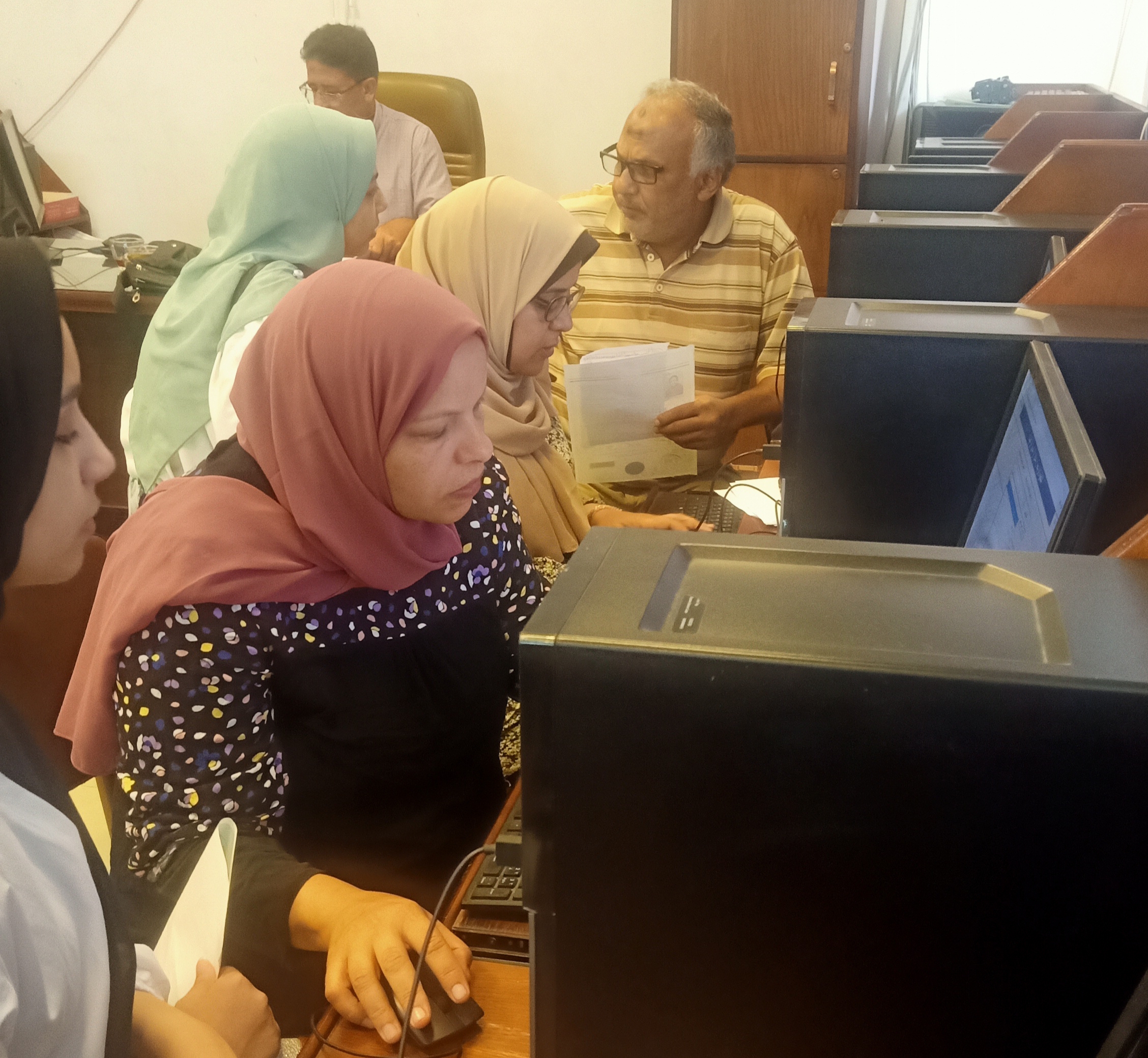 توافد طلاب الثانوية العامة على معمل التنسيق بجامعة دمنهور - الخبر لايف