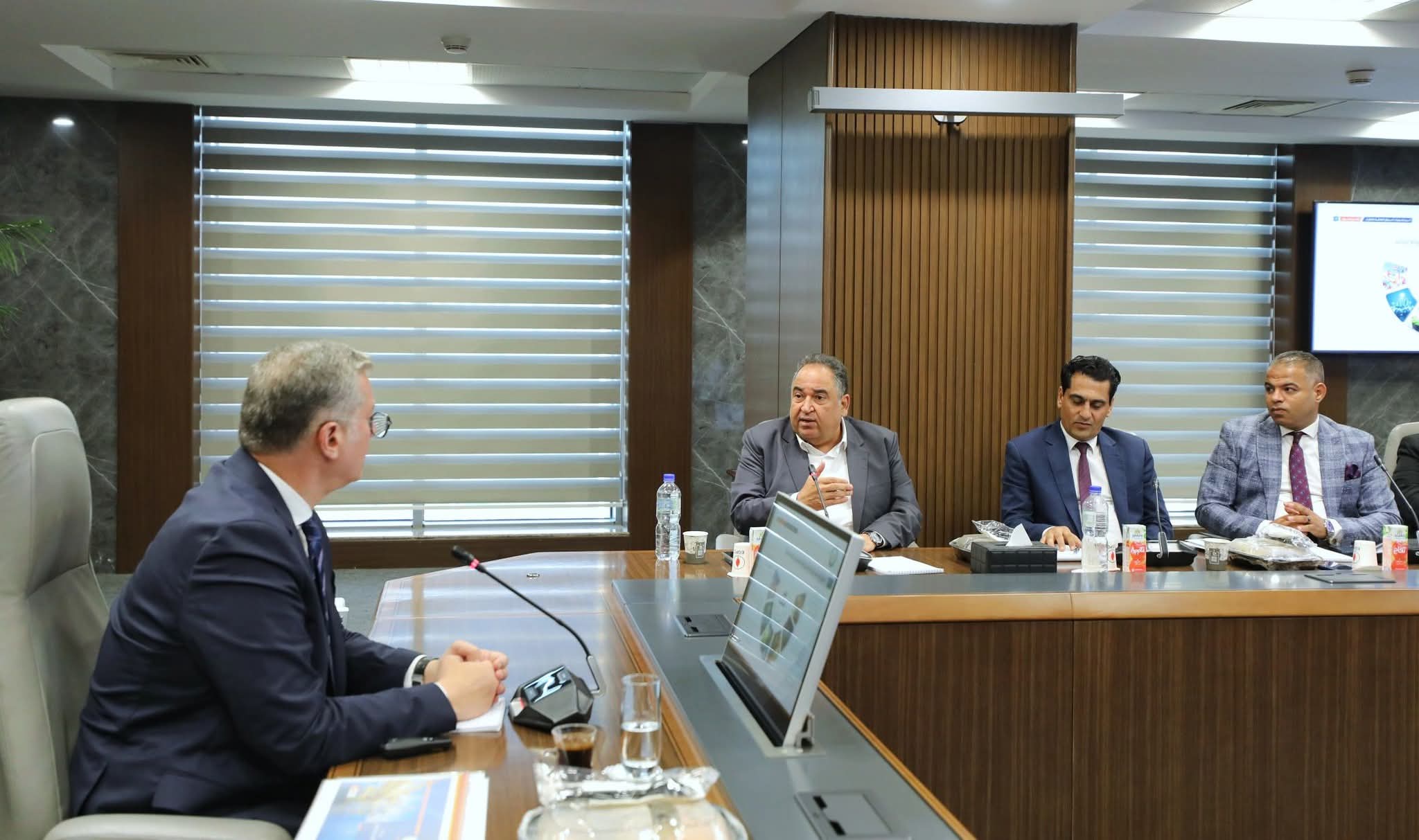 وزير البترول .. يلتقي مجموعة من كُتاب الرأي وخبراء الاقتصاد والطاقة