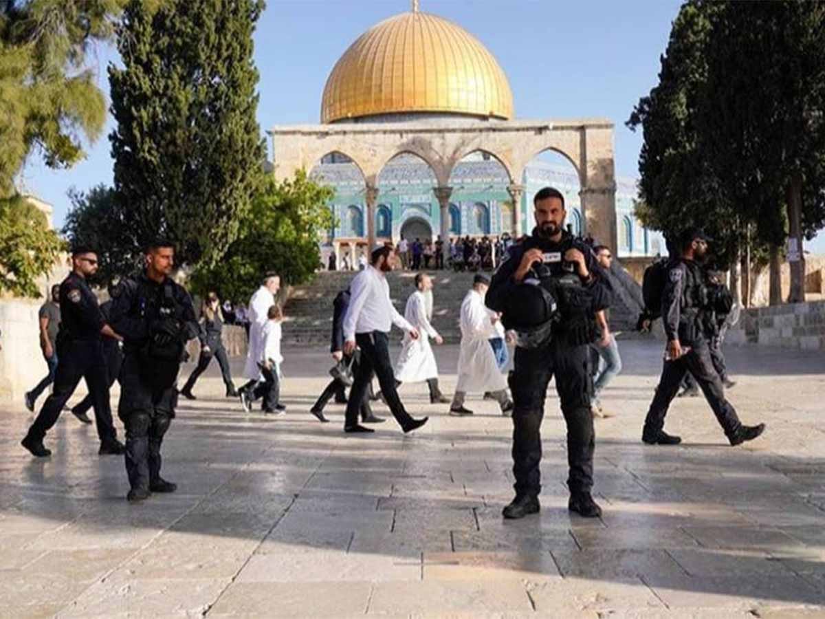 مئات المستعمرين يقتحمون الأقصى .. بحماية شرطة الاحتلال الإسرائيلي