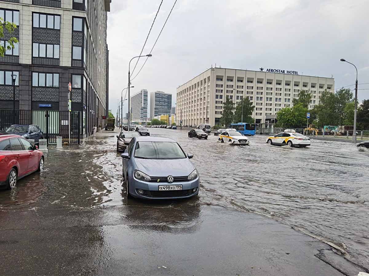 أمطار غزيرة تغرق شوارع وأنفاق مشاة .. في موسكو وضواحيها