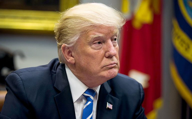 الرئيس الأمريكي يقرر فرض رسوم جمركية 30 % .. على الاتحاد الأوروبي والمكسيك - الخبر لايف