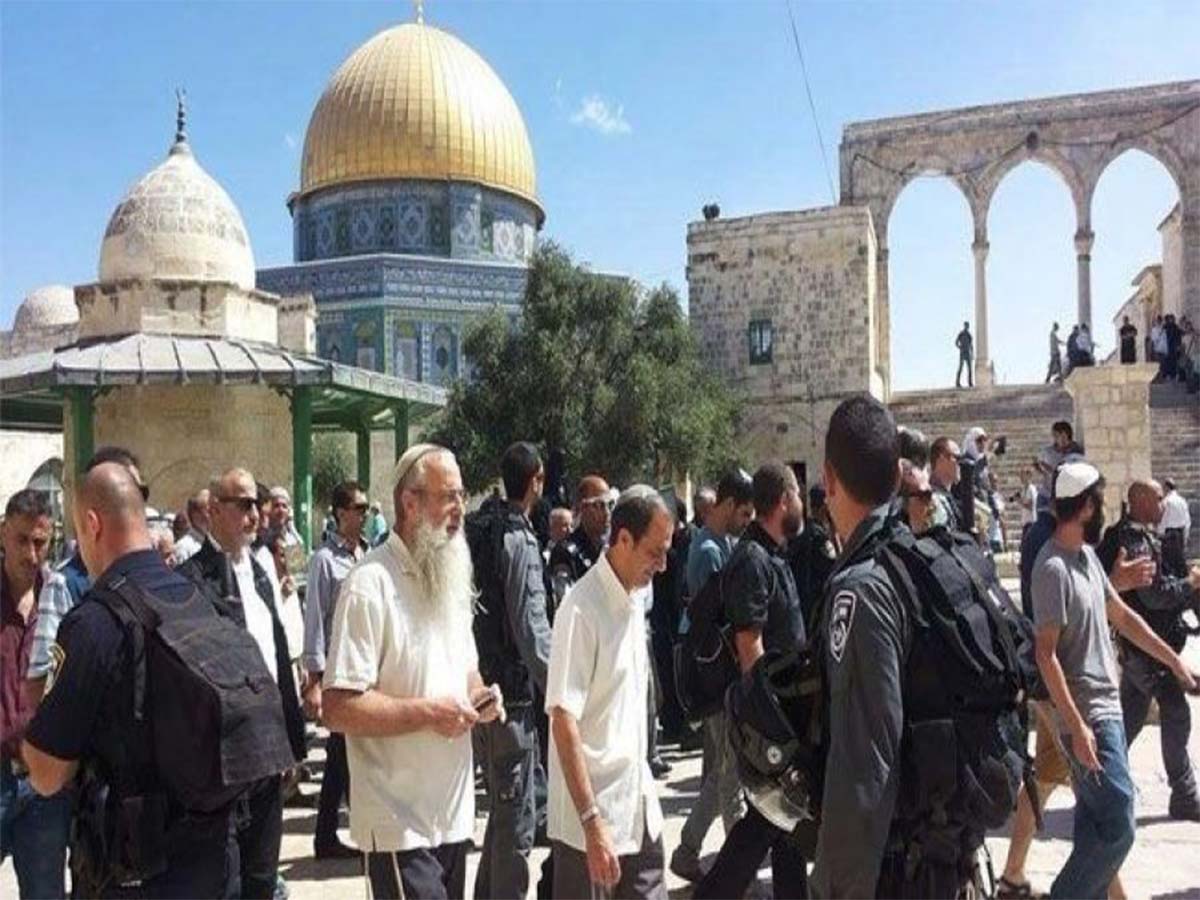 مستعمرون يقتحمون المسجد الأقصى المبارك .. بحماية شرطة الاحتلال