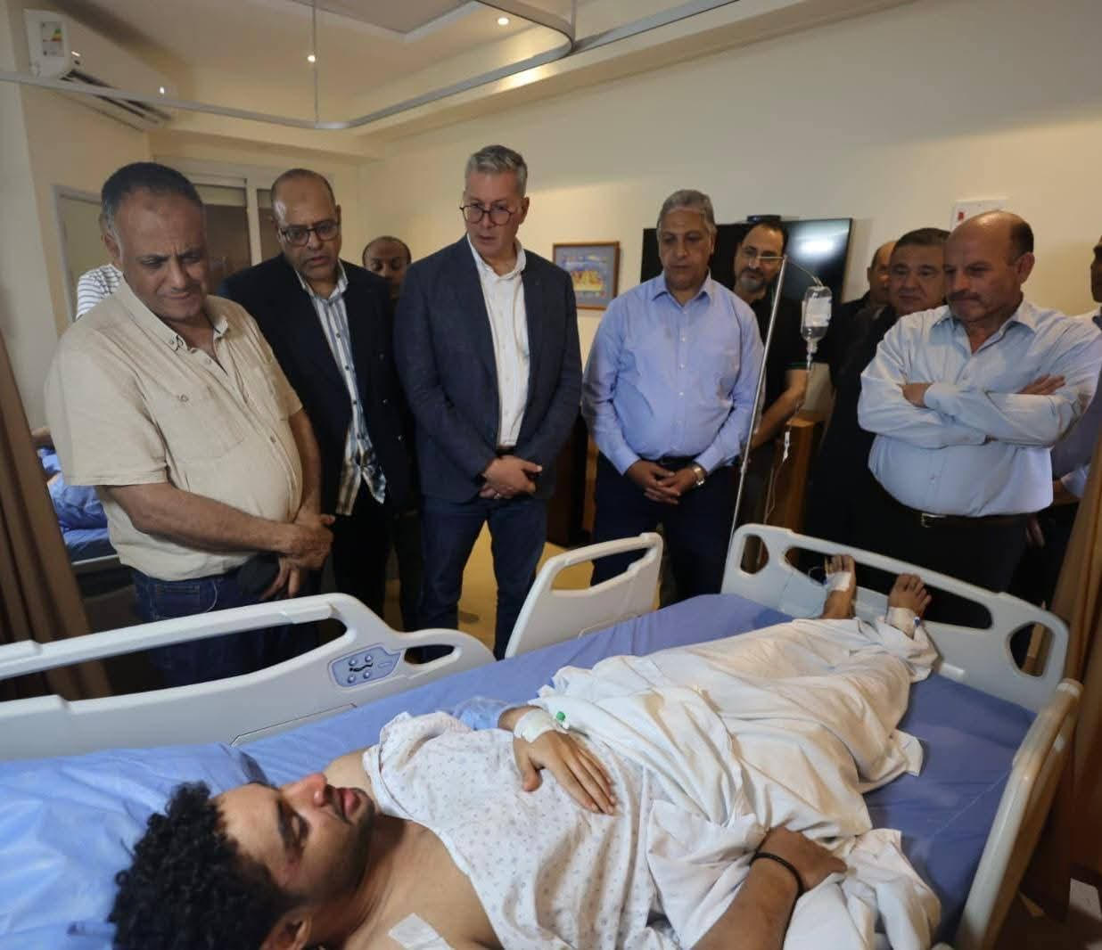 وزيرا البترول والعمل .. يطمئنان علي الناجين من حادث إنقلاب «بارج» خليج السويس