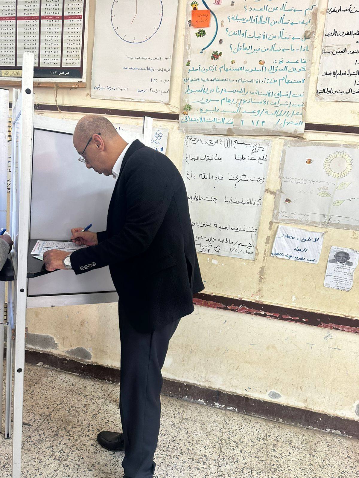 النائب السيد القفاص يدلي بصوته في انتخابات مجلس الشيوخ 2025
