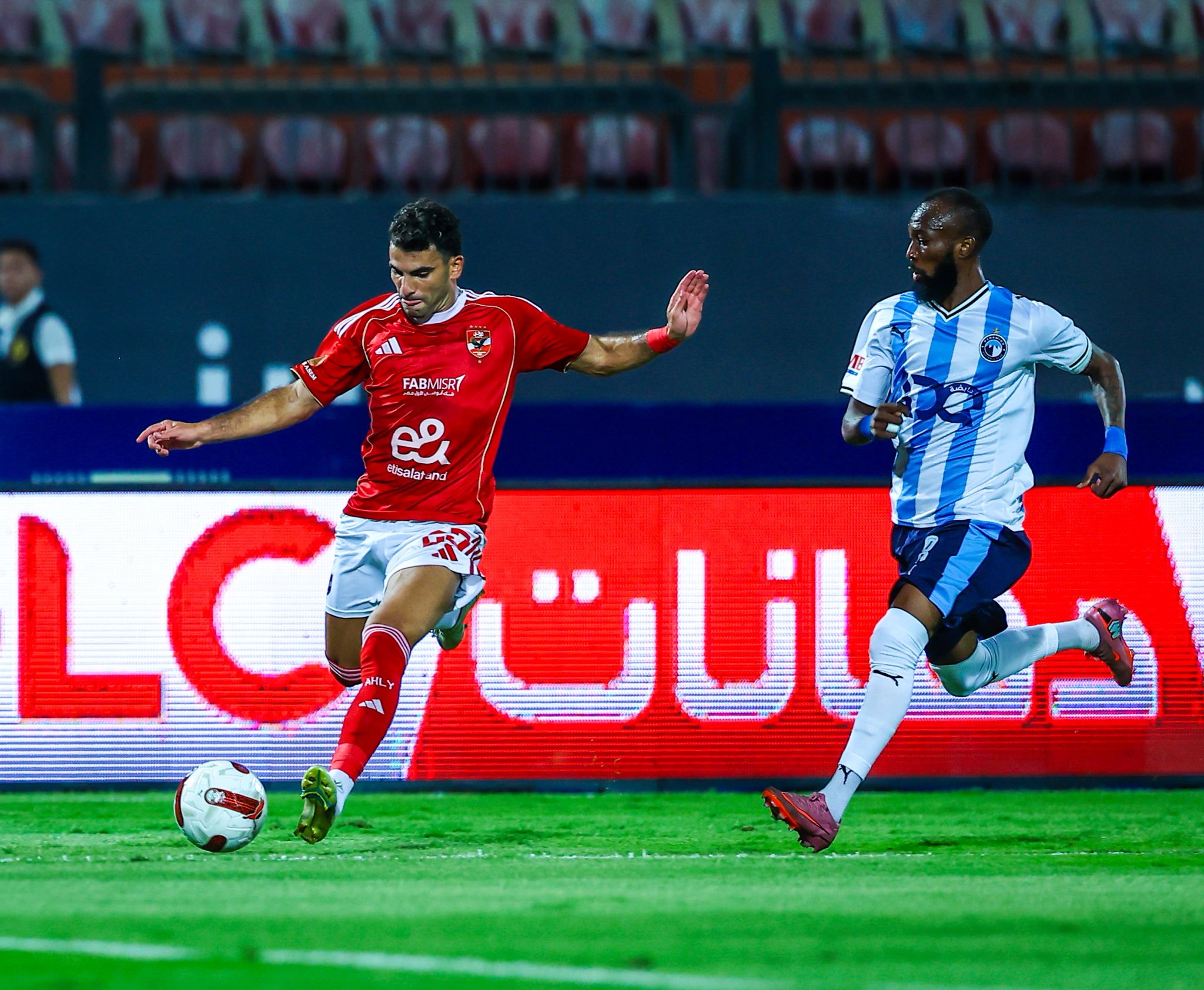 بيراميدز يضرب الأهلي بثنائية الكرتي في الدوري المصري - الخبر لايف