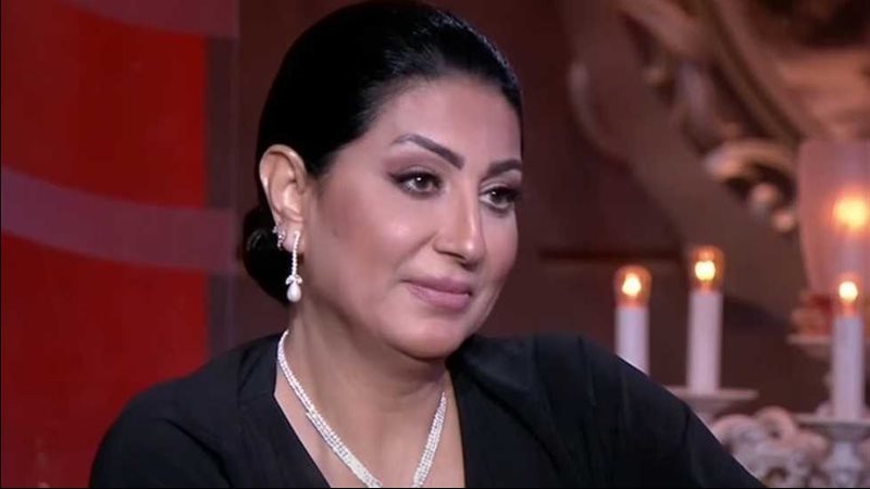 حقيقة سفر الفنانة وفاء عامر خارج مصر