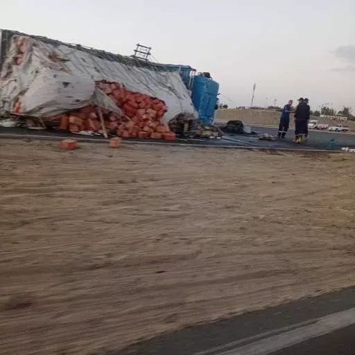 انقلاب شاحنة تحمل 10 أطنان زيت طعام بطريق أسيوط الغربي بالفيوم