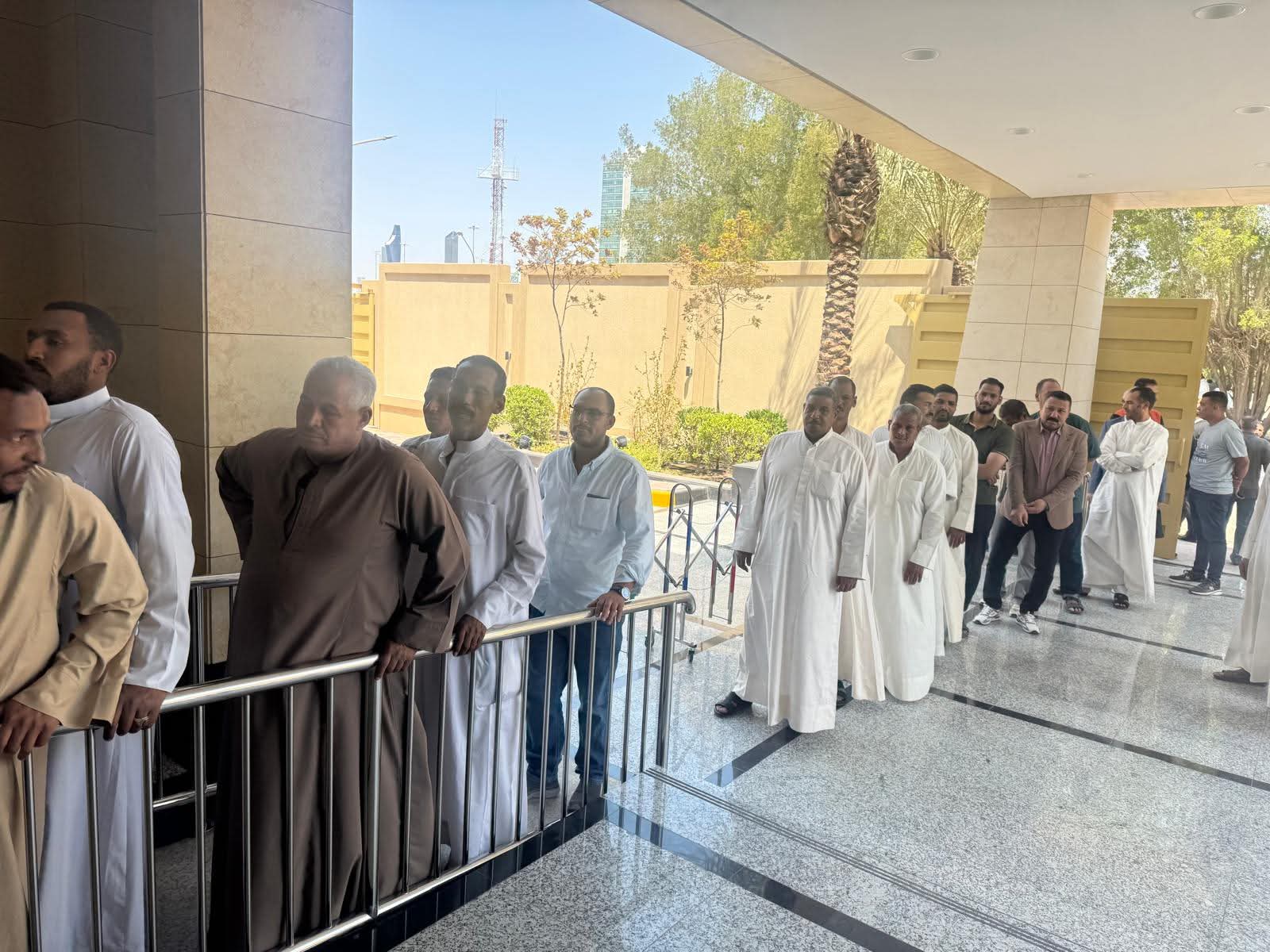 توافد الجالية المصرية بالكويت..للتصويت فى انتخابات الشيوخ