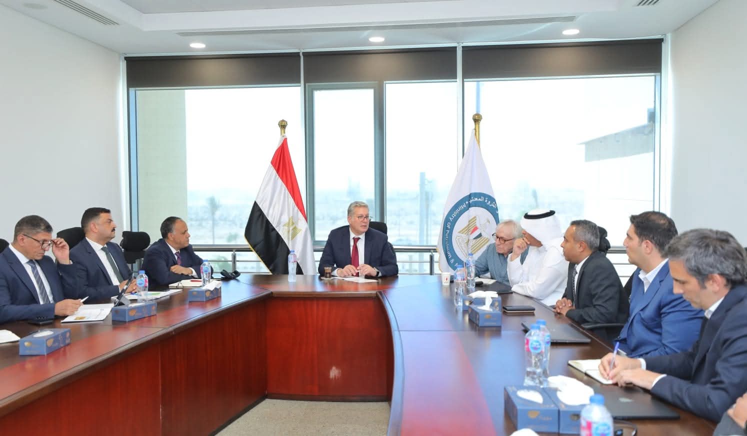 وزير البترول يبحث مع شركات عالمية ومحلية تنفيذ مشروع المسح الجوى لتحديث قاعدة بيانات الثروات التعدينية - الخبر لايف