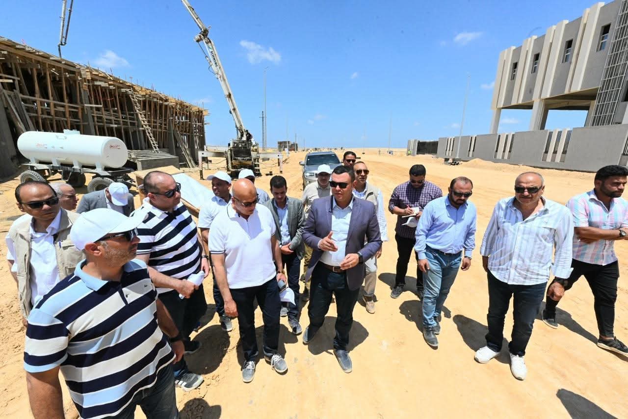 وزير الإسكان يتفقد مشروع مرافق الأراضي الصناعية