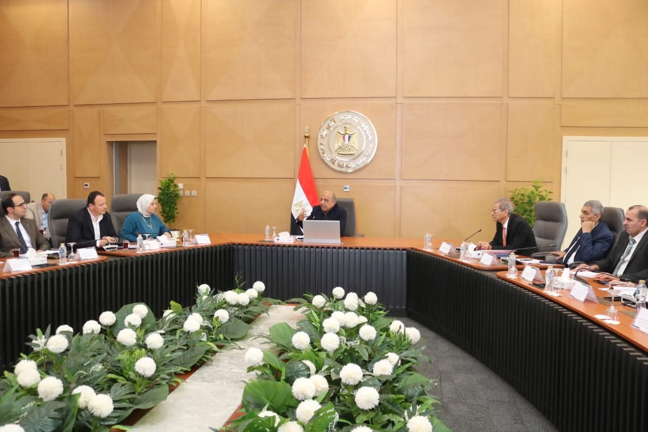 وزير الكهرباء يجتمع برؤساء شركات الإنتاج والنقل والتوزيع.