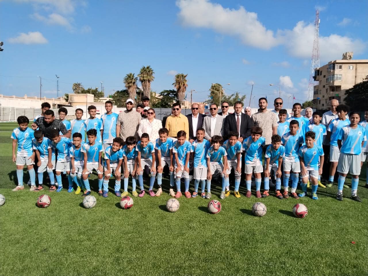 وزير الرياضة يفتتح ملعب مركز شباب المعمورة