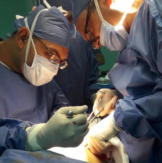 فريق طبي بـ"الشيخ زايد التخصصي" ينجح في إجراء جراحة دقيقة لسيدة مصابة بإنفجار جدار البطن وتهتك بالكبد