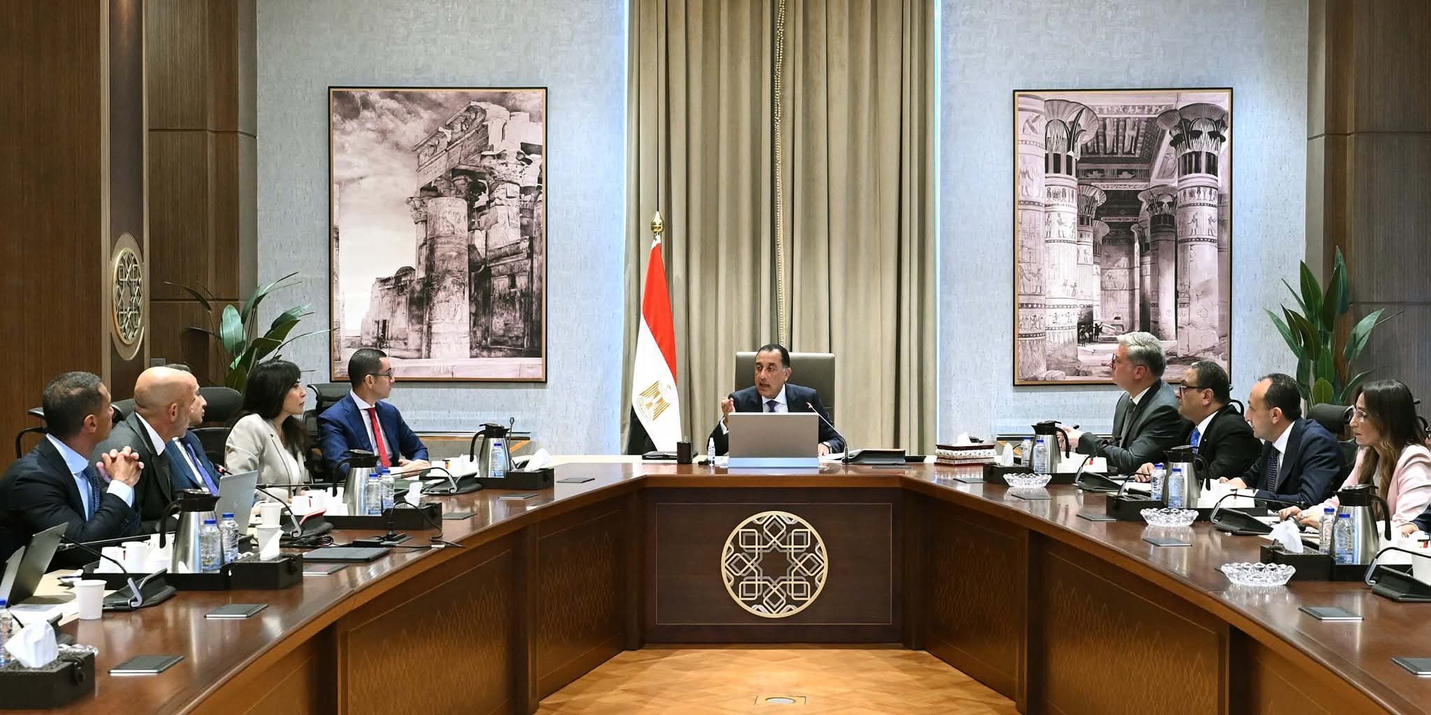 رئيس الوزراء يستعرض مشروعًا لاستغلال مواقع خام الرمال الكاولينية