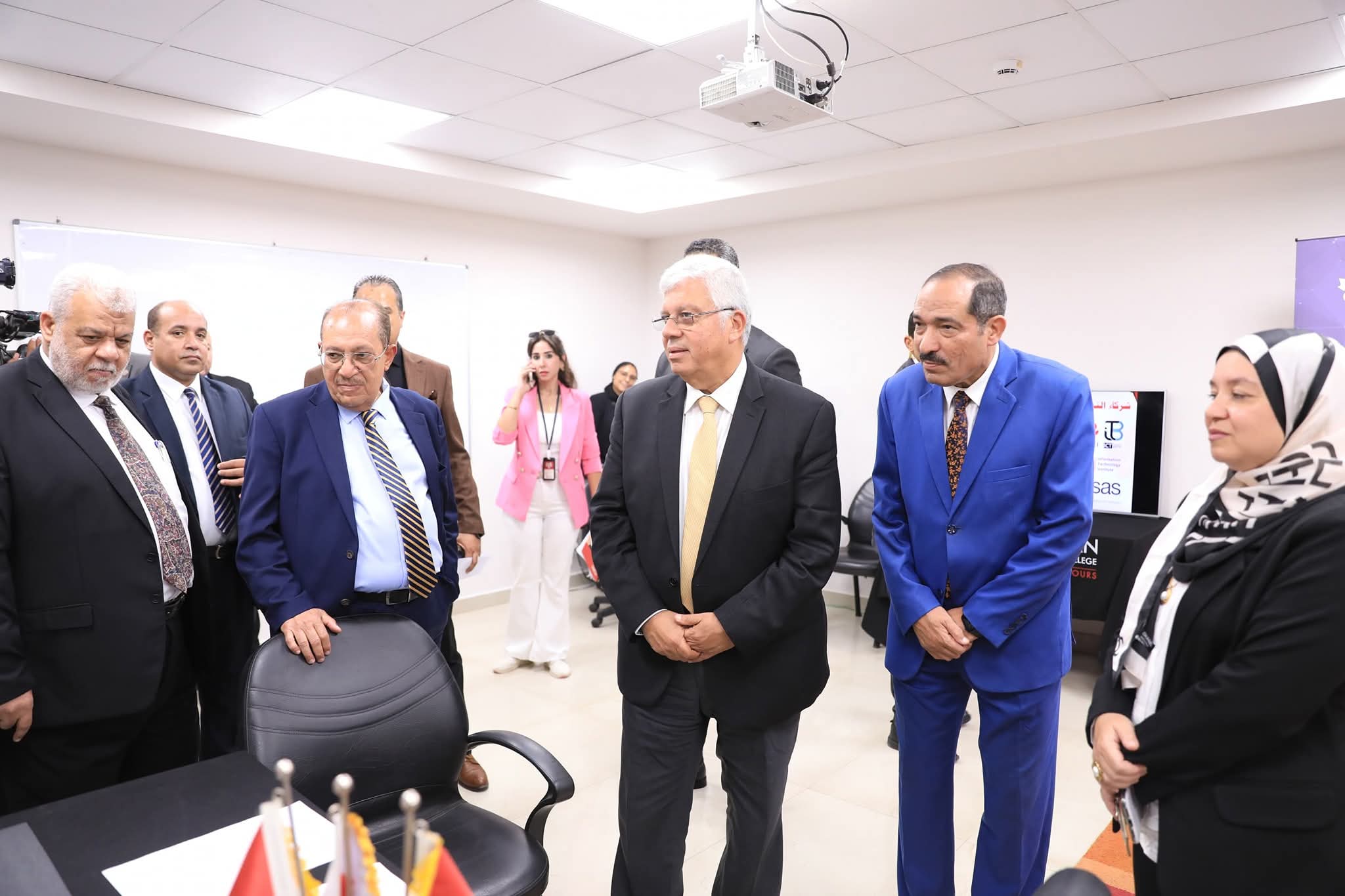 وزير التعليم العالى يتفقد مجموعة المعاهد الكندية CIC