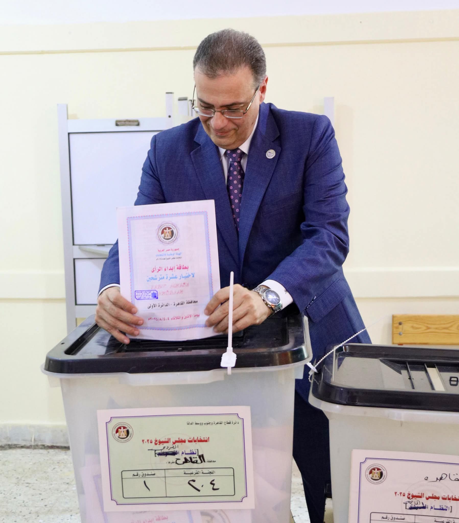 رئيس المركزى للتنظيم والإدارة يُدلي بصوته في انتخابات مجلس الشيوخ