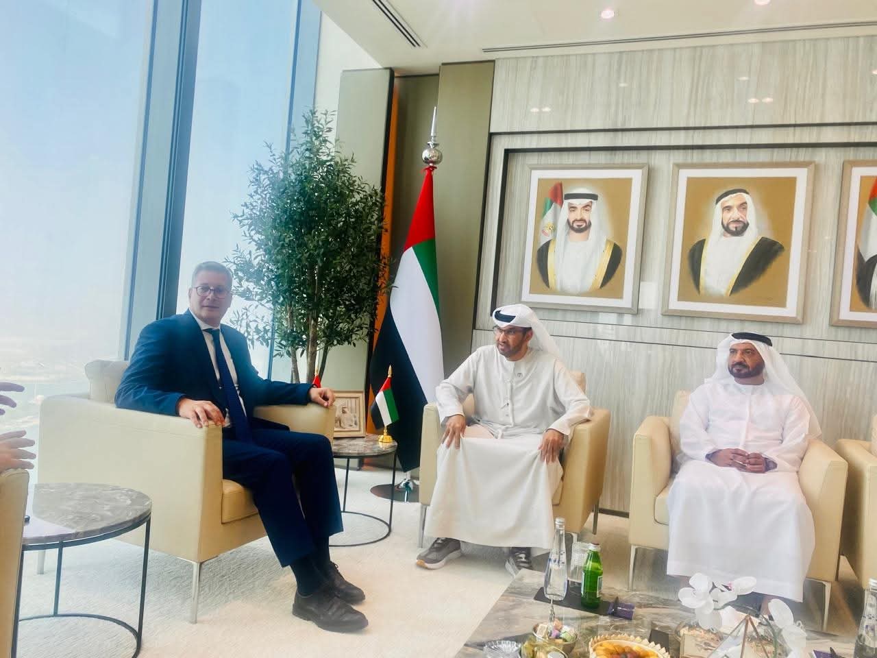 وزير البترول يلتقي وزير الصناعة والتكنولوجيا المتقدمة بالإمارات
