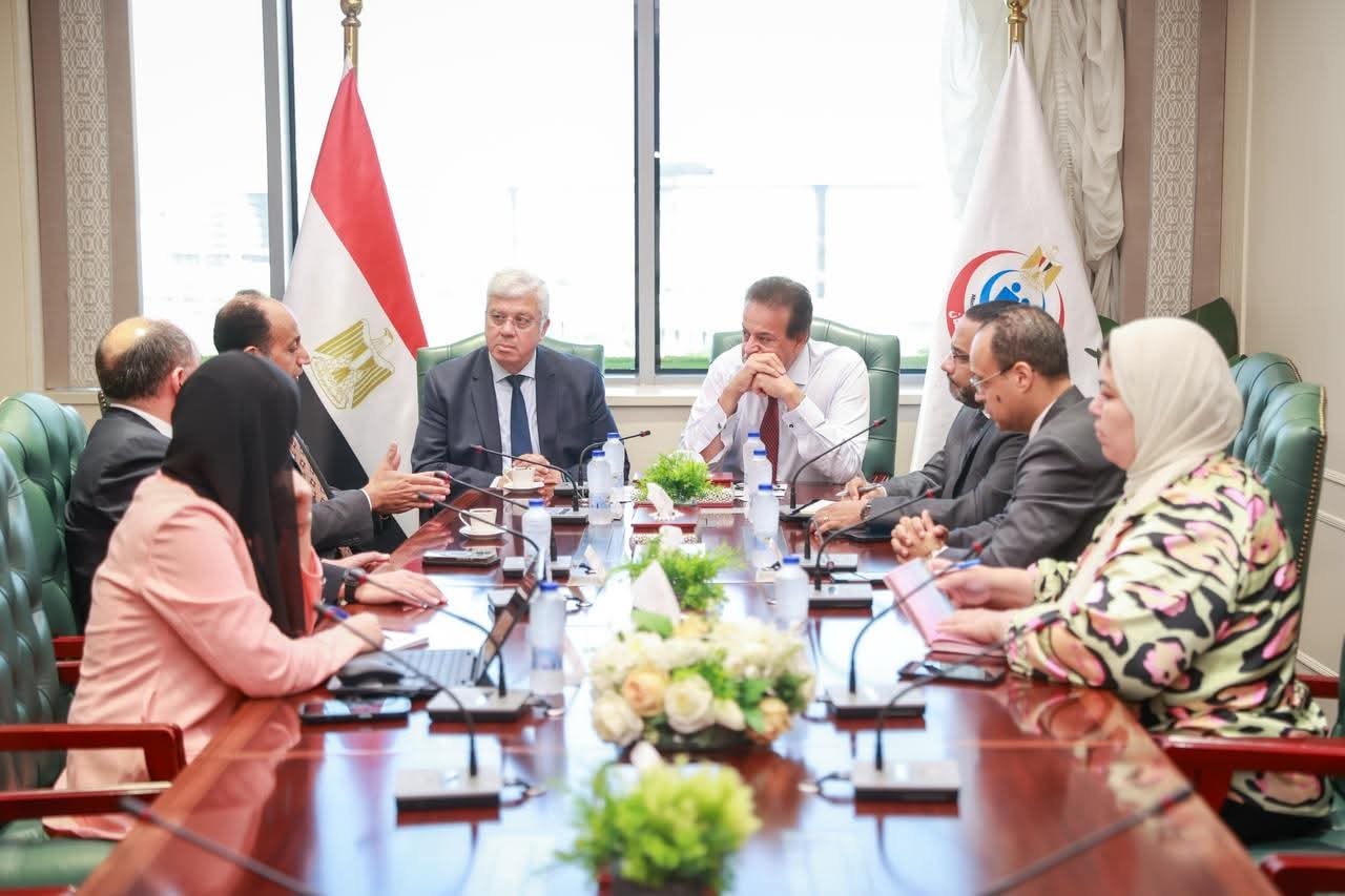 وزير الصحة يناقش مع وزير التعليم العالى تعزيز التعاون فى البحث العلمى لعلاج الأورام السرطانية