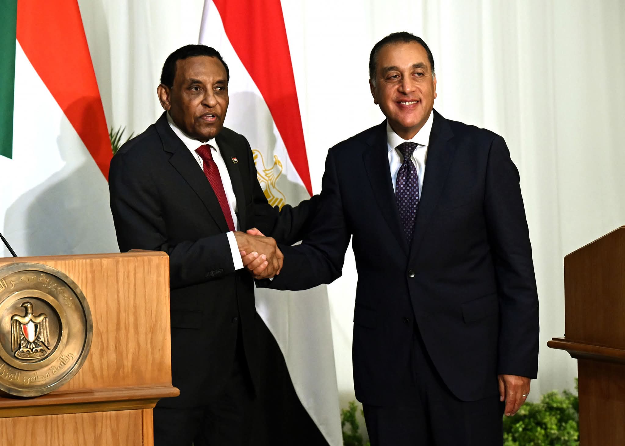 رئيس وزراء السودان: كل الشكر والتقدير والعرفان لمصر رئيساً وحكومة وشعباً.. على المواقف التاريخية واستضافة الملايين