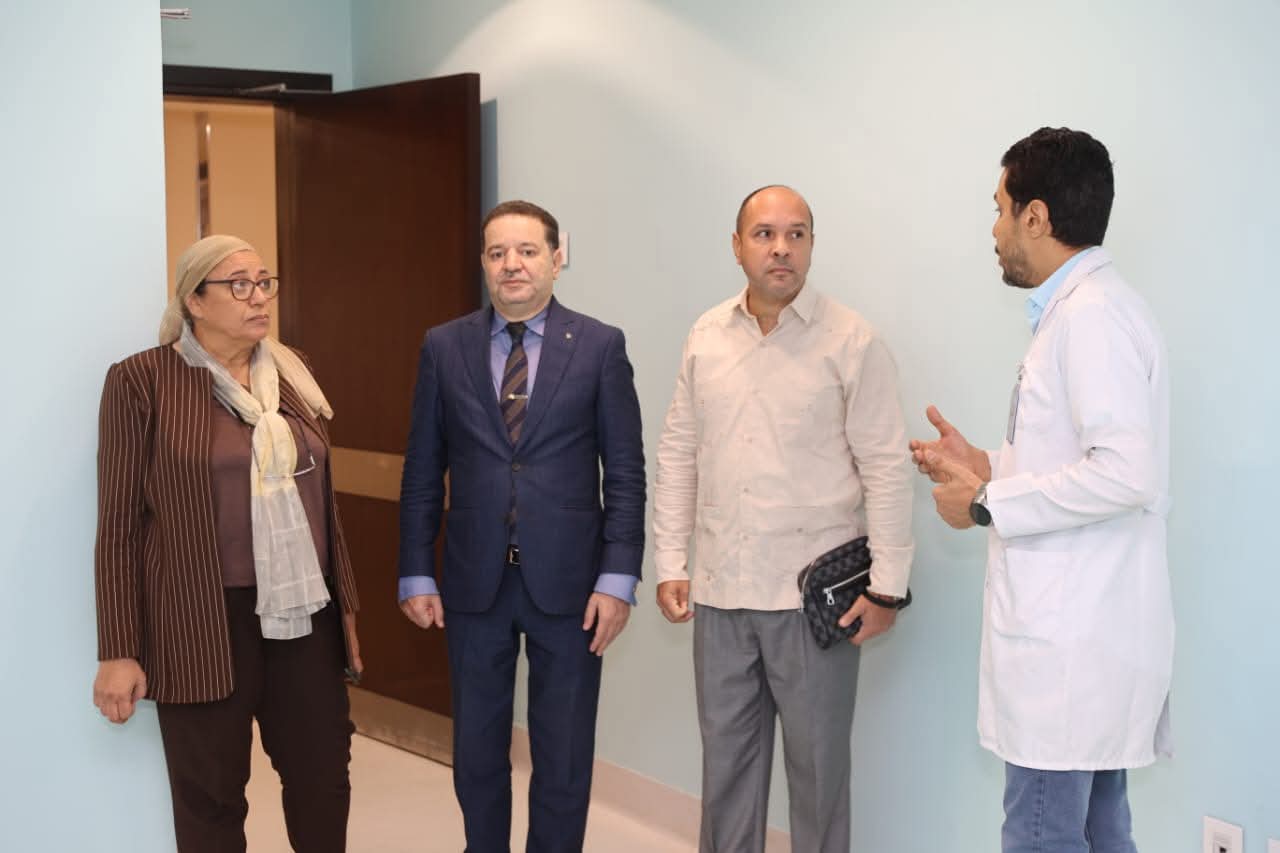 السفير الكوبى يزور مستشفى شفاء الأورمان بالأقصر
