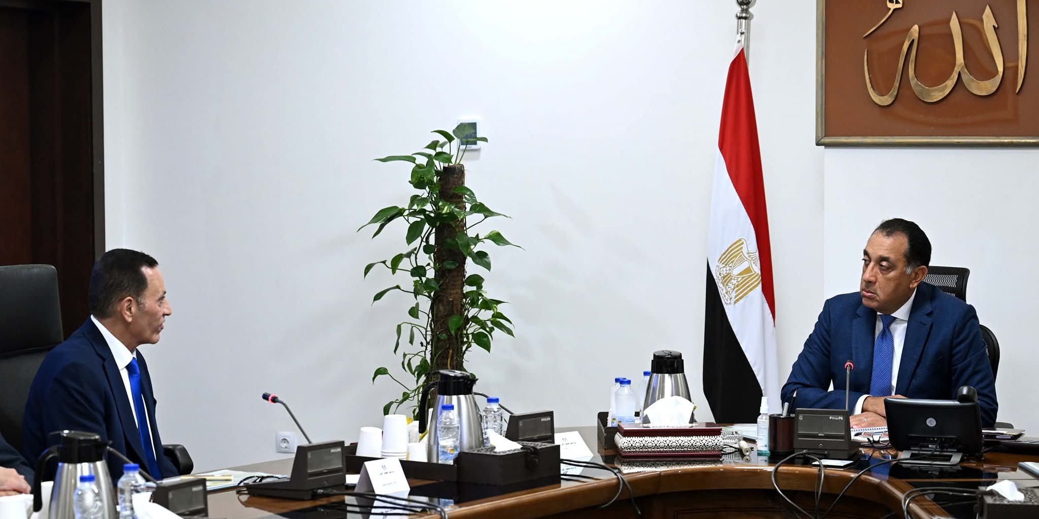 رئيس الوزراء يتابع مع "رئيس اقتصادية المثلث الذهبى" عدداً من ملفات العمل