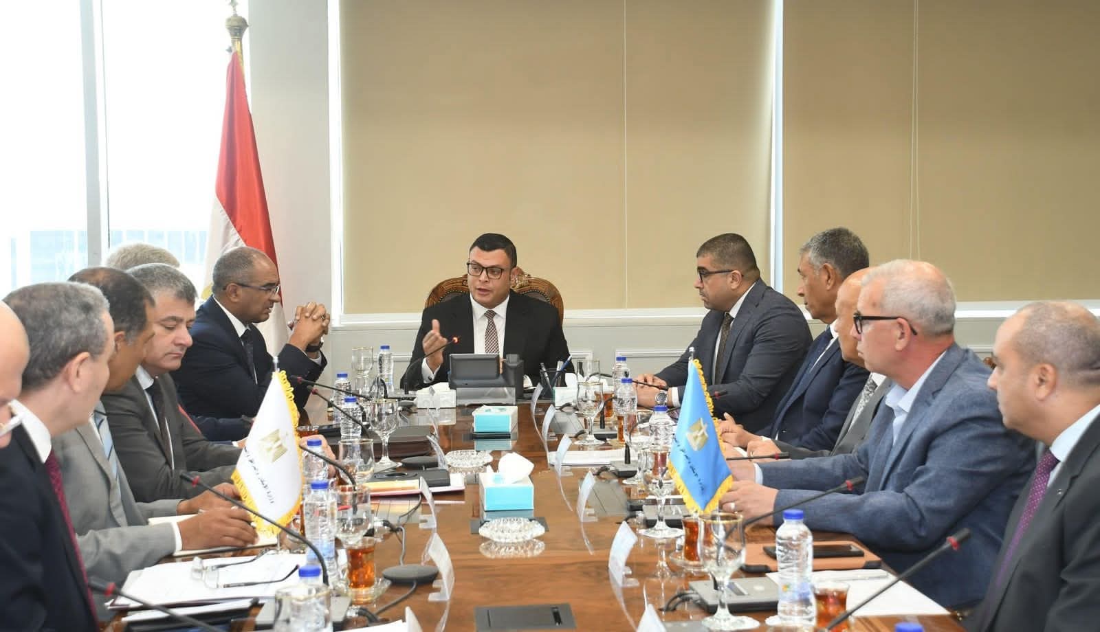 وزير الإسكان يتابع موقف التغذية الكهربائية لمحطات المياه والصرف بالمدن الجديدة والمحافظات