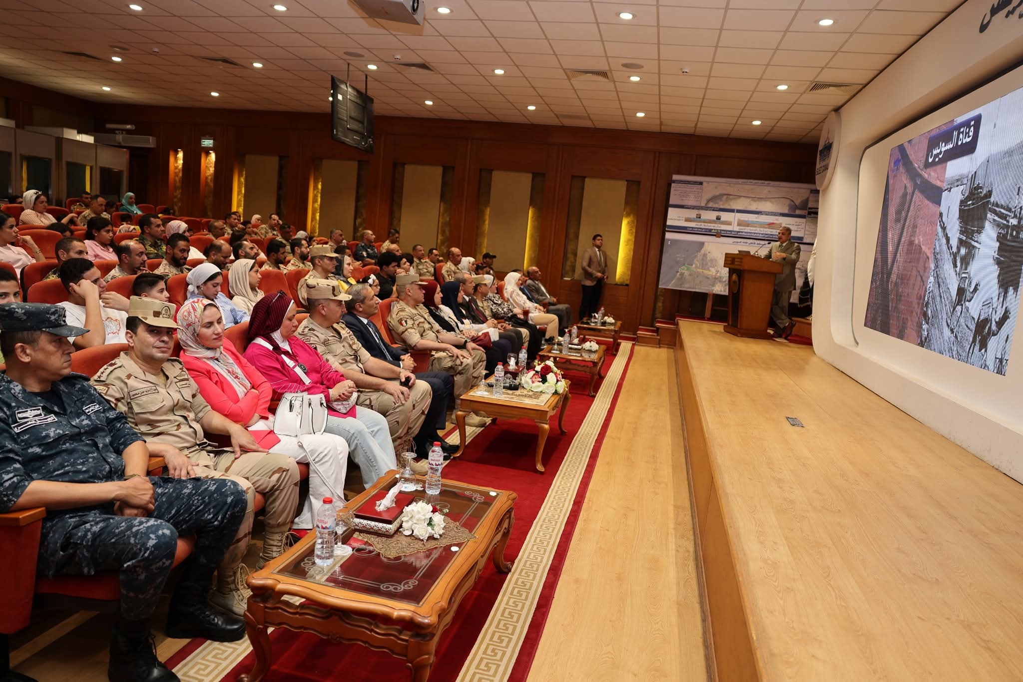 الفريق أسامة ربيع يستعرض مستجدات مشروعات تطوير القناة لوفد كلية الحرب العليا