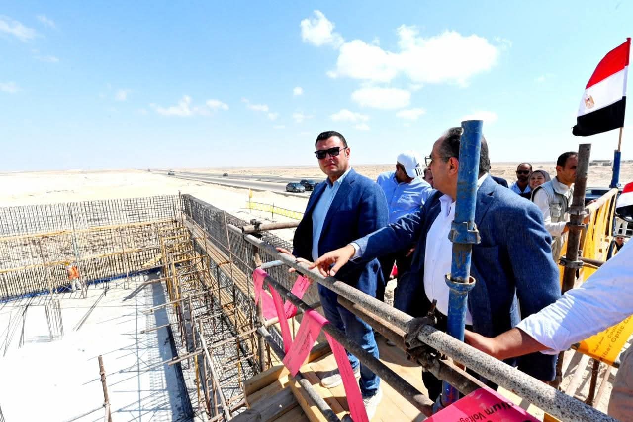 وزير الإسكان يتفقد مشروع إنشاء محطة لتحلية المياه وكومباوند مزارين بالعلمين الجديدة 