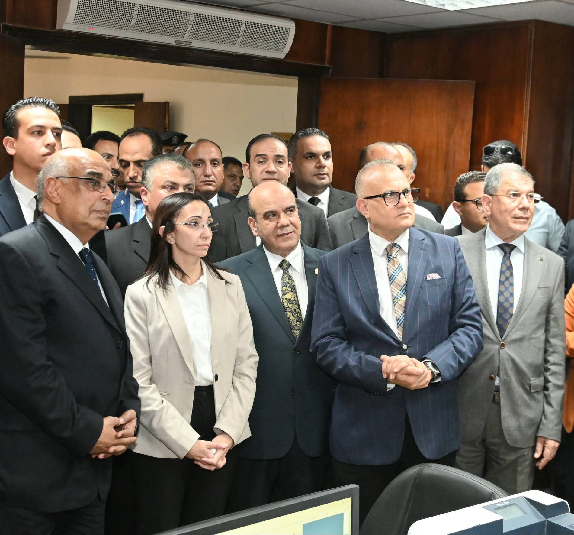 وزير العدل ومحافظ البحيرة يتفقدان مكتب توثيق الشهر العقارى بكفر الدوار 