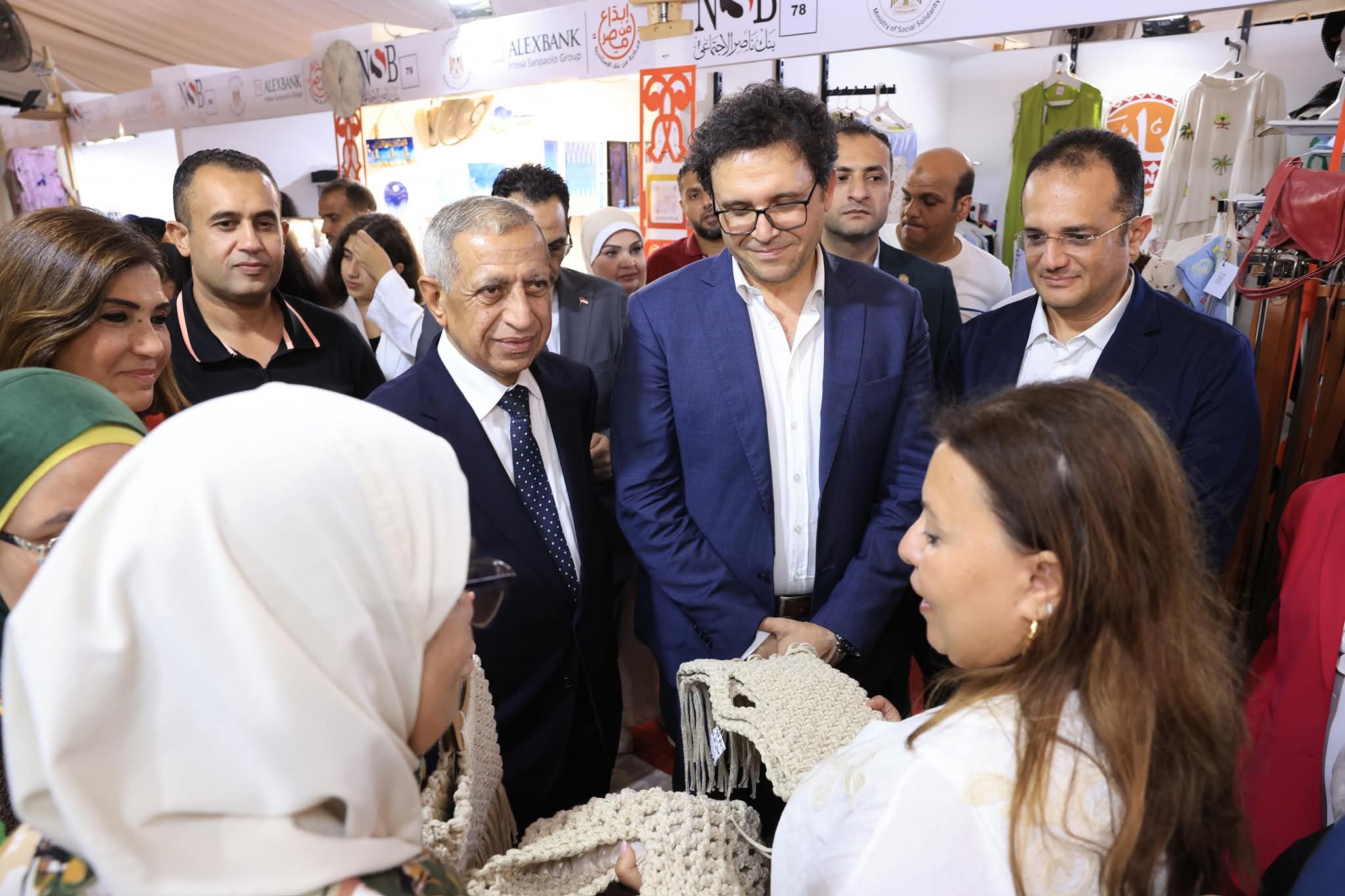وزير الثقافة يتفقد معرض "ديارنا" للحرف التراثية ويشيد بمهارة الحرفيين المصريين
