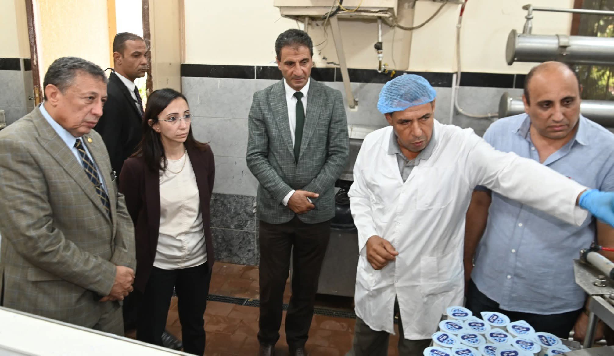 محافظ البحيرة تتفقد خطوط الإنتاج والتصنيع بمدرسة دمنهور الثانوية الزراعية 