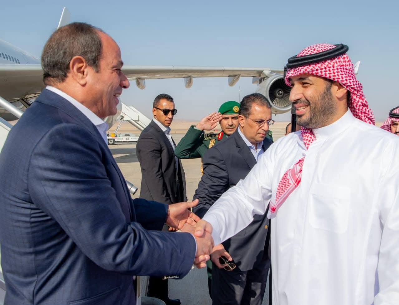 الرئيس يصل مطار نيوم السعودى..وولى العهد فى استقباله