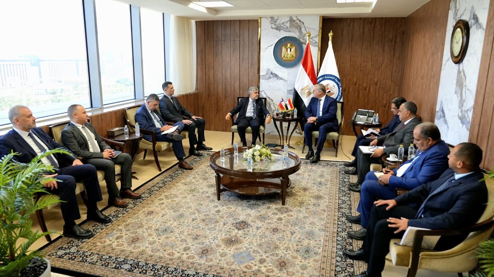 وزير البترول  يستقبل سفير تشيلي بالقاهرة