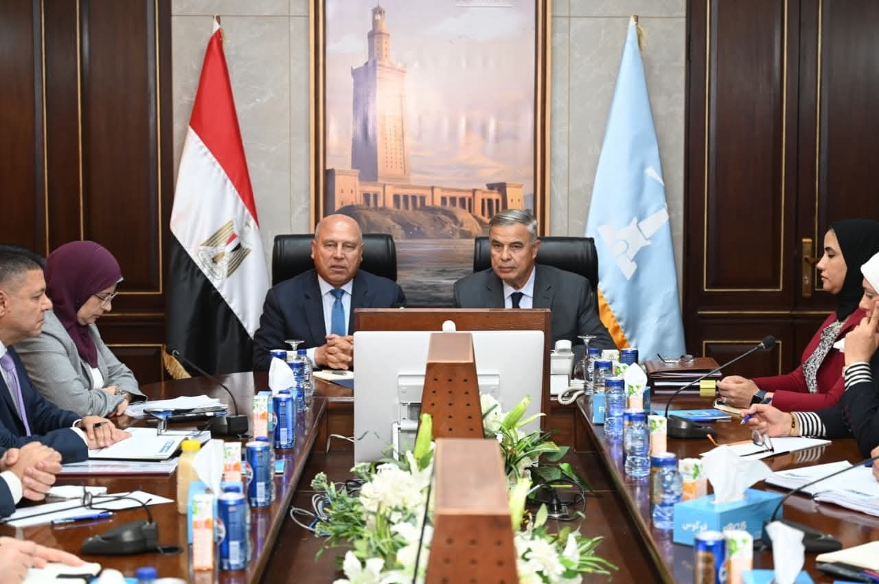 وزير الصناعة والنقل يبحث مع محافظ ومستثمري الإسكندرية التحديات التى تواجه المُصنعين