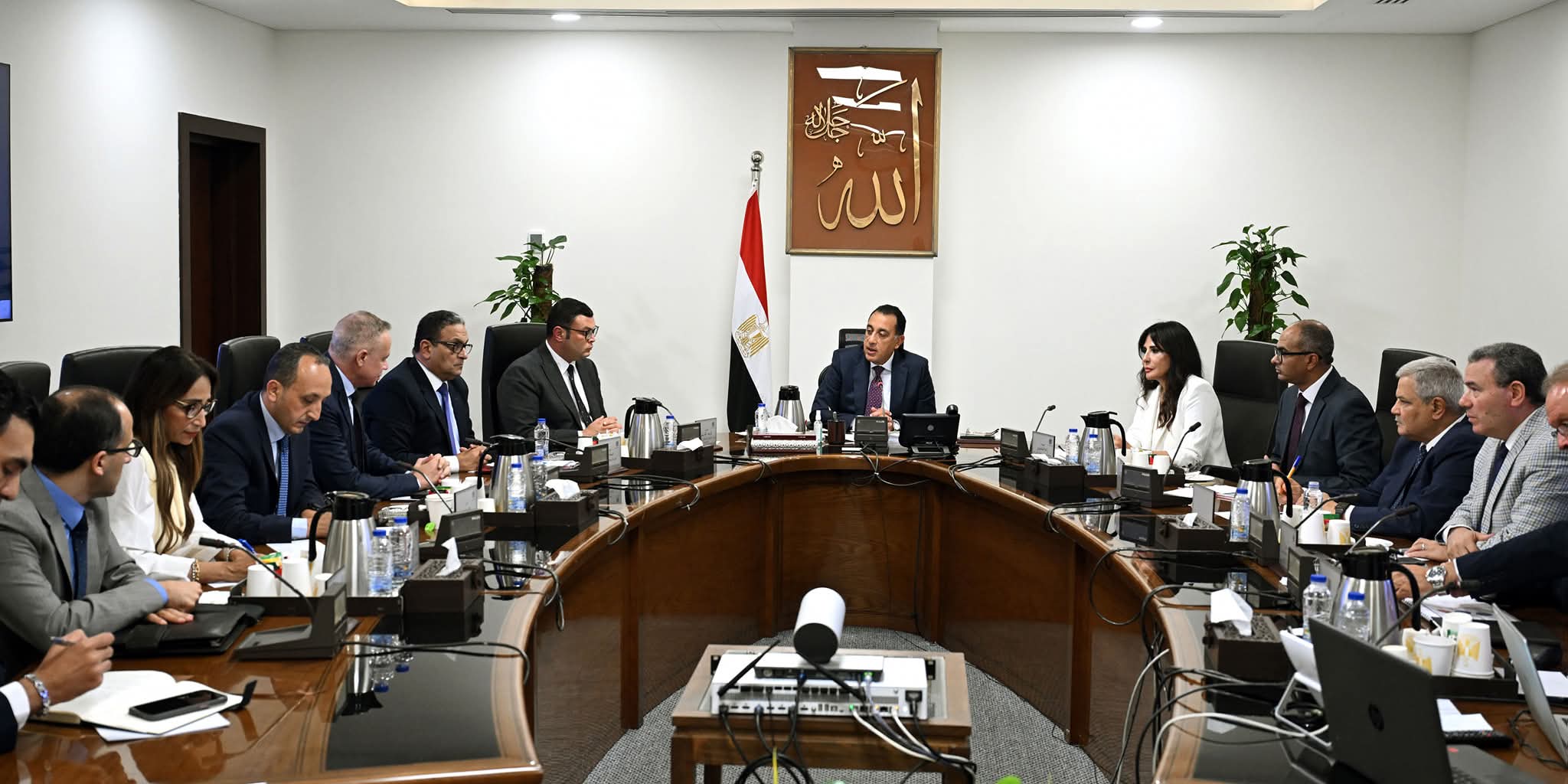 رئيس الوزراء يُتابع الإجراءات والموقف التنفيذى لمشروعات تحلية مياه البحر