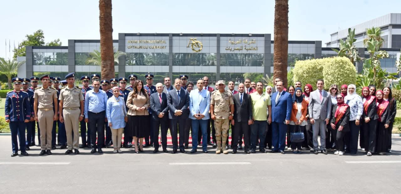 وفد الإعلاميين وطلبة الأكاديمية العسكرية والجامعات يزورون الشركة العربية العالمية للبصريات