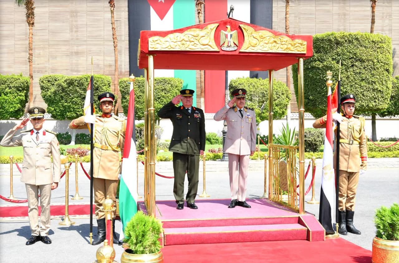 وزير الدفاع يلتقى رئيس هيئة الأركان المشتركة للقوات المسلحة بالأردن