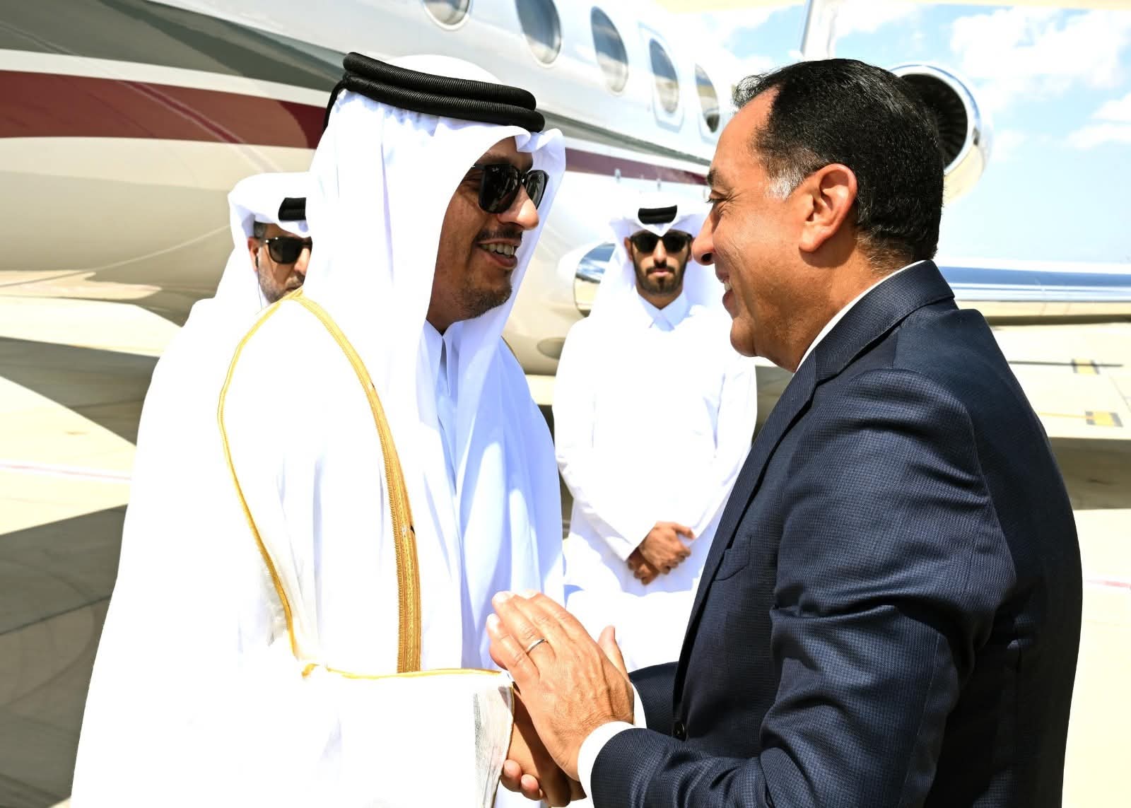 مدبولى يستقبل رئيس الوزراء وزير خارجية قطر بمطار العلمين الدولى