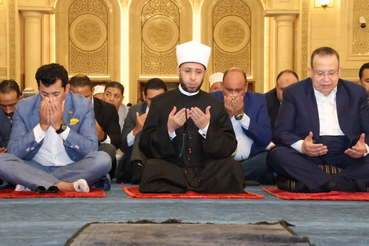 وزير الأوقاف يؤدى صلاة الجمعة بمسجد العلي العظيم بألماظة - الخبر لايف