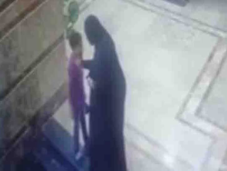 ضبط  سيدة اعتدت على طفل بالجيزة