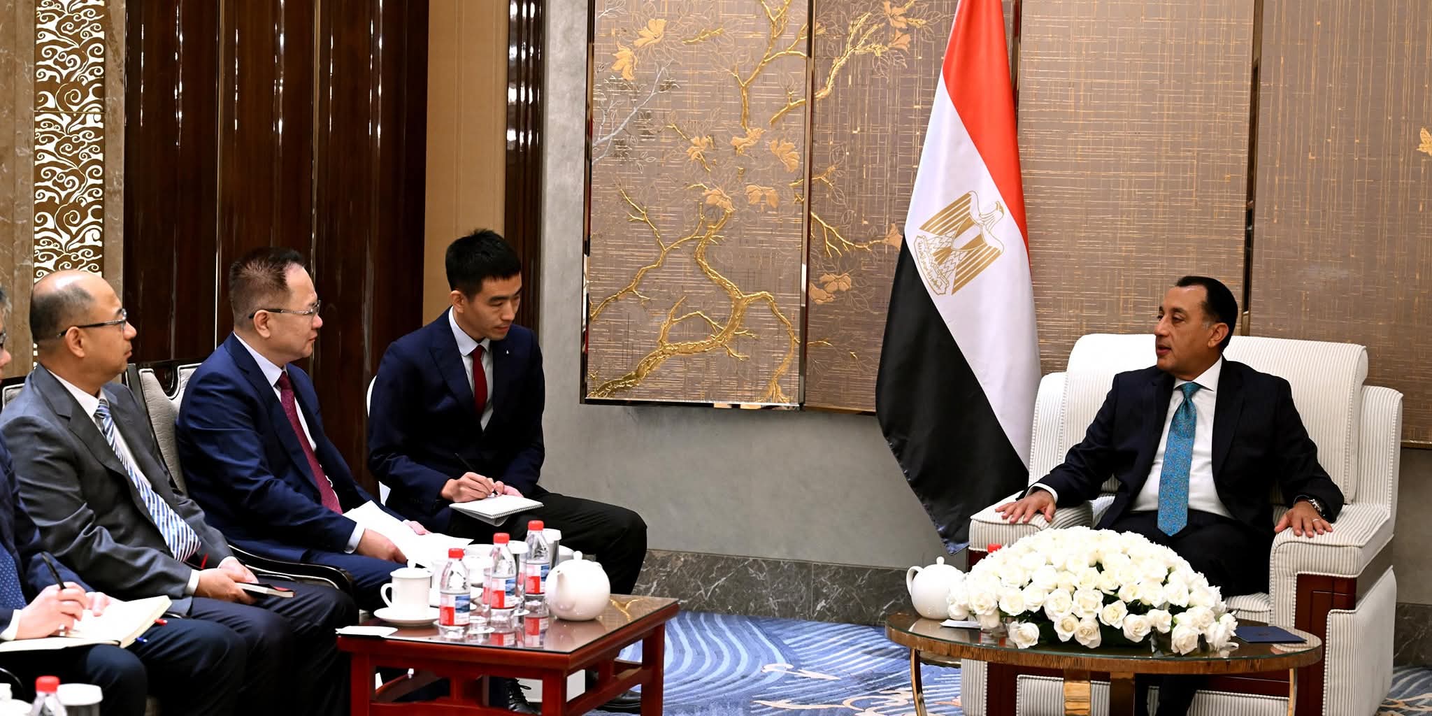رئيس الوزراء يلتقي رئيس مجلس إدارة شركة "تيدا" الصينية القابضة