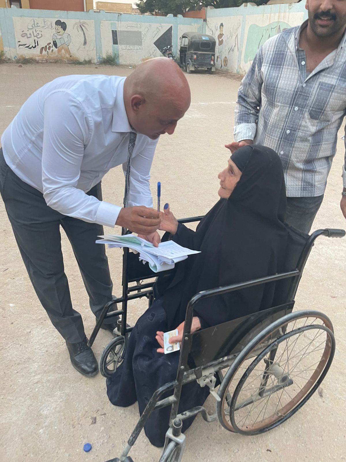 رئيس لجنة انتخابية بالفيوم يلبّي نداء سيدة مسنة ويوصل لها صندوق الاقتراع تقديرًا لعزيمتها