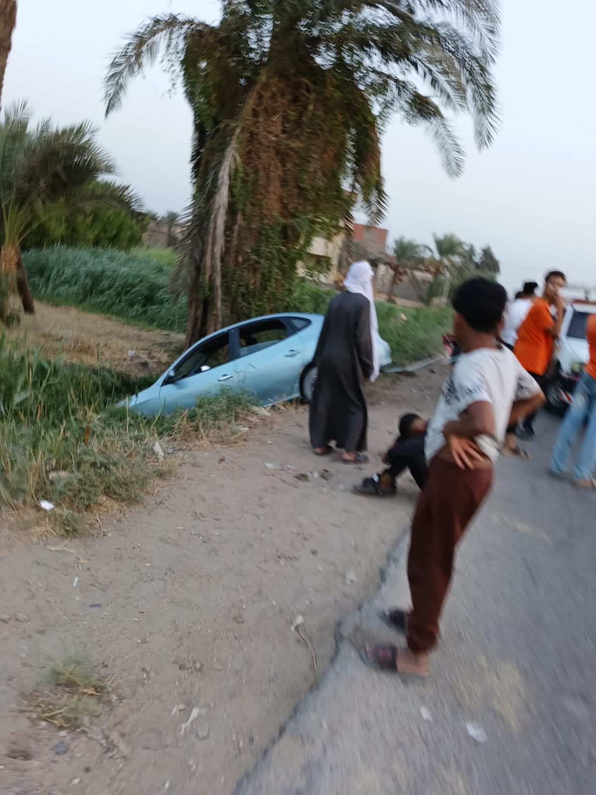 4 مصابين في انقلاب سيارة ملاكي على طريق الفيوم القاهرة الصحراوي