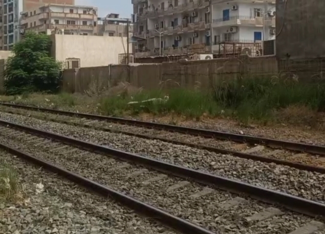 مصرع شخصين وإصابة آخر أسفل عجلات قطار بالبحيرة