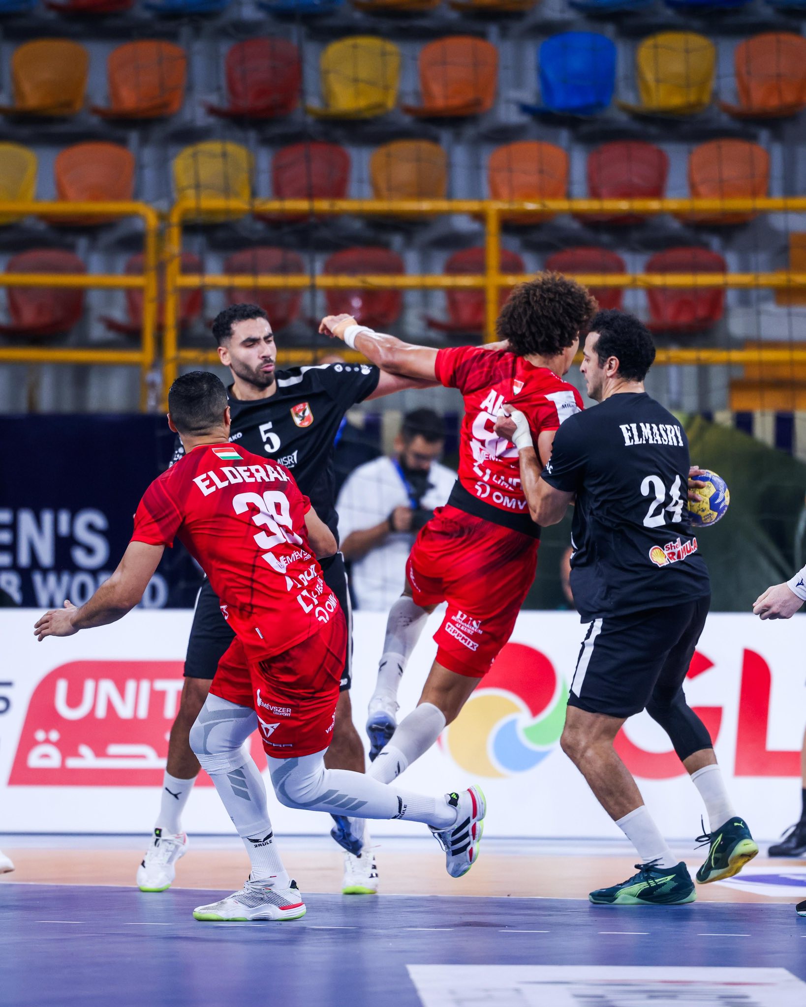 الأهلي يخسر أمام فيزبريم ويتأهل لنصف نهائي بطولة العالم لكرة اليد.. والزمالك يخسر من برشلونة