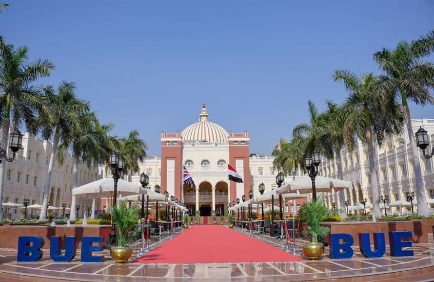 الجامعة البريطانية تنفى منح الدكتوراة الفخرية للفنان أحمد فلوكس