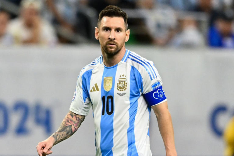 ميسي يتألق ويقود الأرجنتين لاكتساح فنزويلا بثلاثية في تصفيات كأس العالم 2026