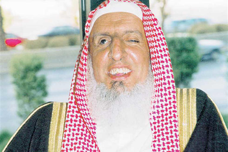 الشيخ عبد العزيز آل الشيخ.. مسيرة عالم ومرجع الأمة الشرعي (بروفايل)